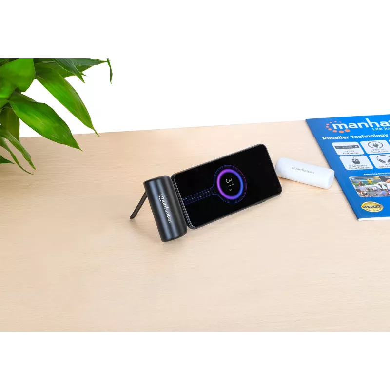 Manhattan Power Bank su integruotu USB-C kištuku, 5000 mAh, iki 10W išvestis, atlenkiama kojelė telefonui laikyti, juoda, vienerių metų garantija