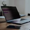 StarTech.com 17 colių 16:10 atverčiamas privatumo ekranas su lietimu, anti-blizgesio mėlynos šviesos filtras, nešiojamojo kompiuterio monitoriaus ekrano apsauga, +/- 30 laipsnių žiūrėjimo kampas