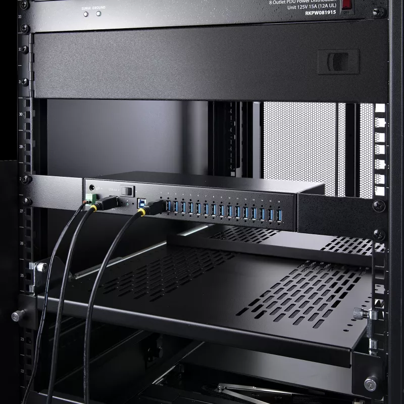 StarTech.com 16 prievadų pramoninis USB 5Gbps centras su maitinimo adapteriu, metaliniu korpusu, tvirtinimo galimybėmis, ESD apsauga, gnybtų bloko maitinimu, USB įkrovimu, dviejų pagrindinių kompiuterių perjungimu - TAA