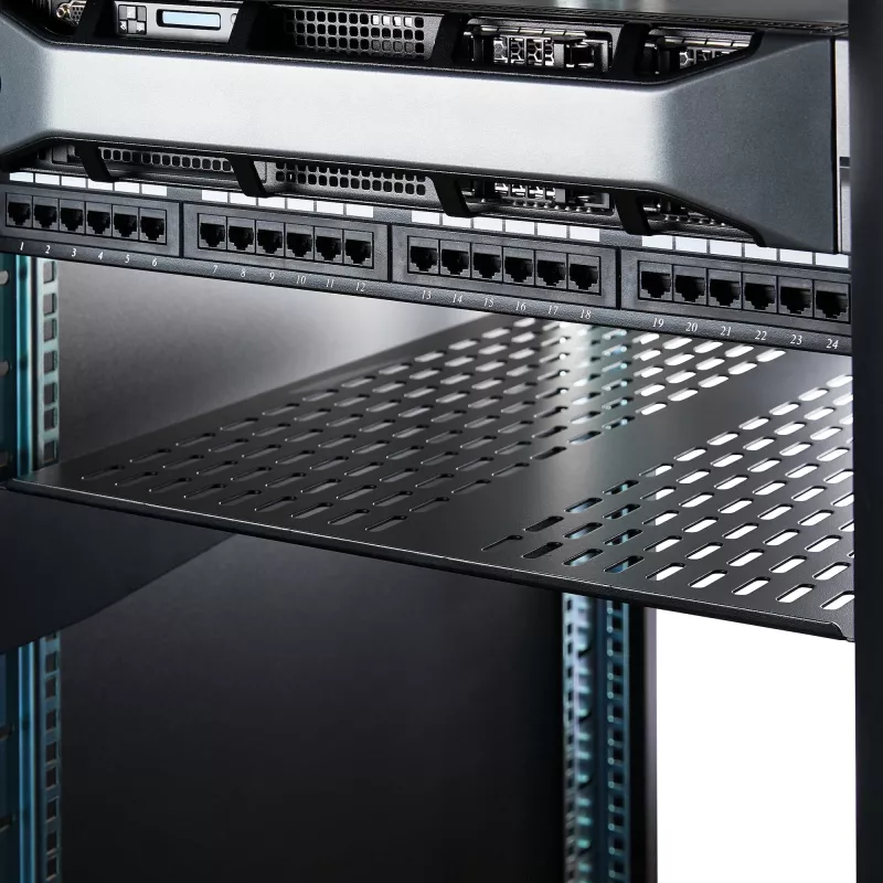 StarTech.com CABSHELF22V 2U ventiliuojama lentyna serverio stovui – universali konsolinė lentyna 19 colių tinklo įrangos stovui, plieninė, 23 kg talpa, 22 colių gylio, juoda