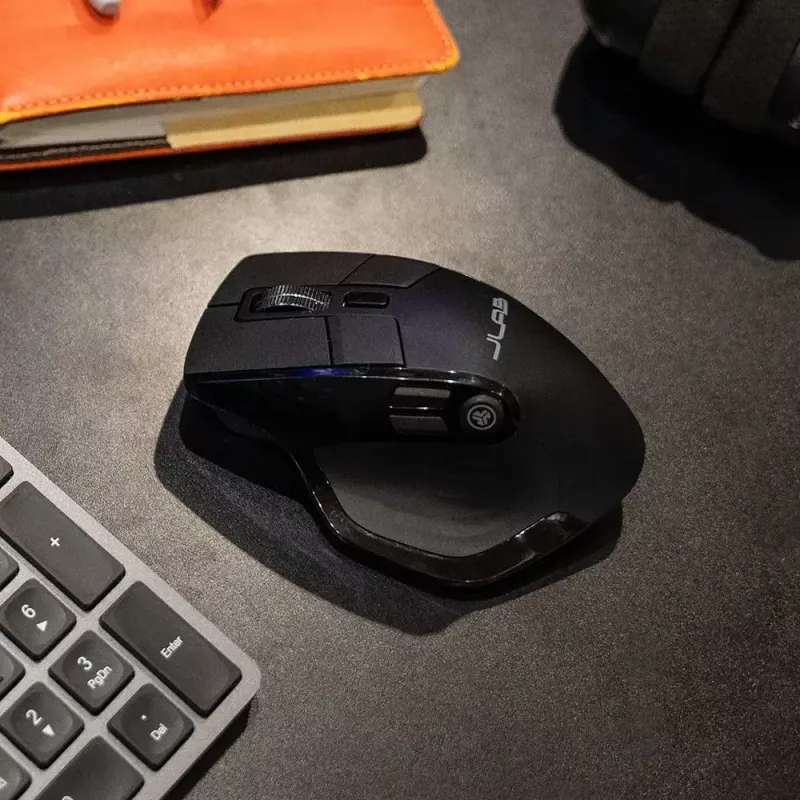 JLab Audio Epic Office belaidė dešinės rankos pelė – Bluetooth + USB Type-A, optinis 2400 DPI, 9 mygtukai, ratukas, juoda
