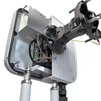 Kryptinė tinklo antena QuWireless QuMax PoE/LAN, daugiadaptė 0.694–2.7 GHz ir 2.4–2.5 GHz, maks. stiprinimas 6 dBi, vertikali poliarizacija