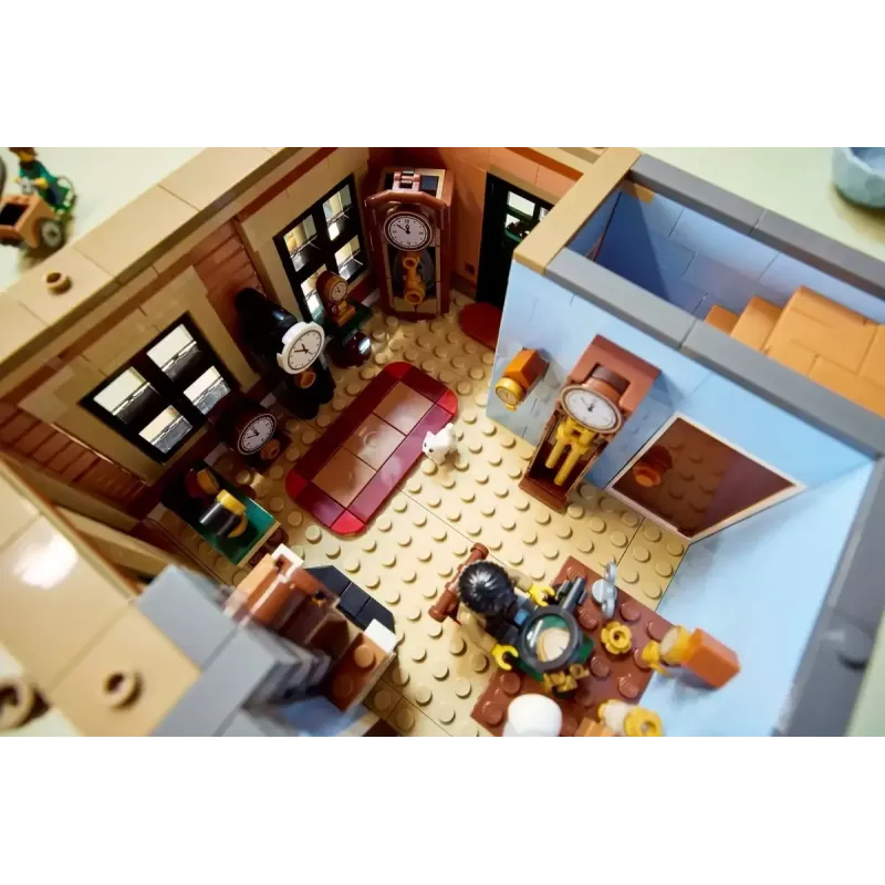 LEGO Icons statybinis rinkinys 10350 Tudor kampinis namas – 3 266 detalės, 8 minifigūrėlės, amžius 18+, 260×250×310 mm