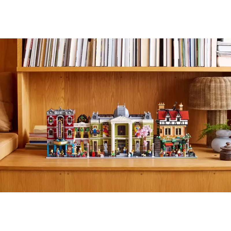 LEGO Icons statybinis rinkinys 10350 Tudor kampinis namas – 3 266 detalės, 8 minifigūrėlės, amžius 18+, 260×250×310 mm
