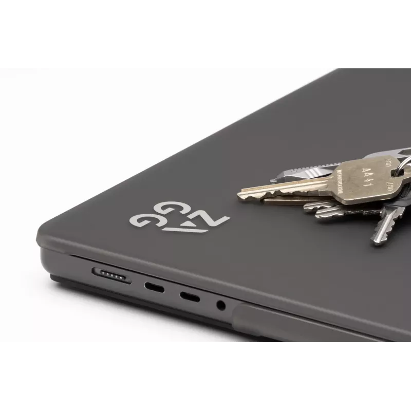 Kietas dėklas Zagg MacBook Air 13 (M3/M2) — Dūminis, preciziškai priglundantis apsauginis korpusas