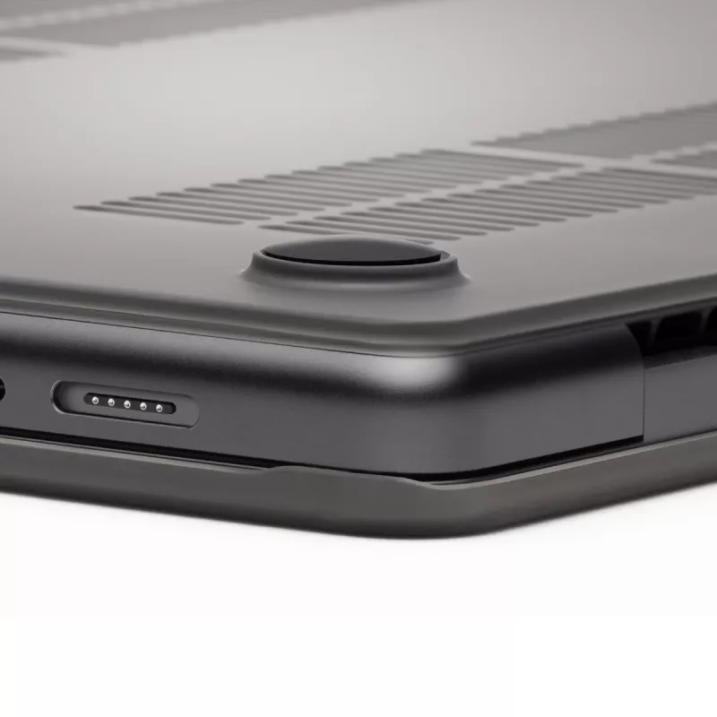 Kietas dėklas Zagg MacBook Air 13 (M3/M2) — Dūminis, preciziškai priglundantis apsauginis korpusas