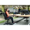 Pėdų atrama Kensington SoleMate Plus su reguliuojamu pasvirimu 0–20°, aukštis 8,89–12,7 cm, platforma 45×35 cm, Juoda/Pilka