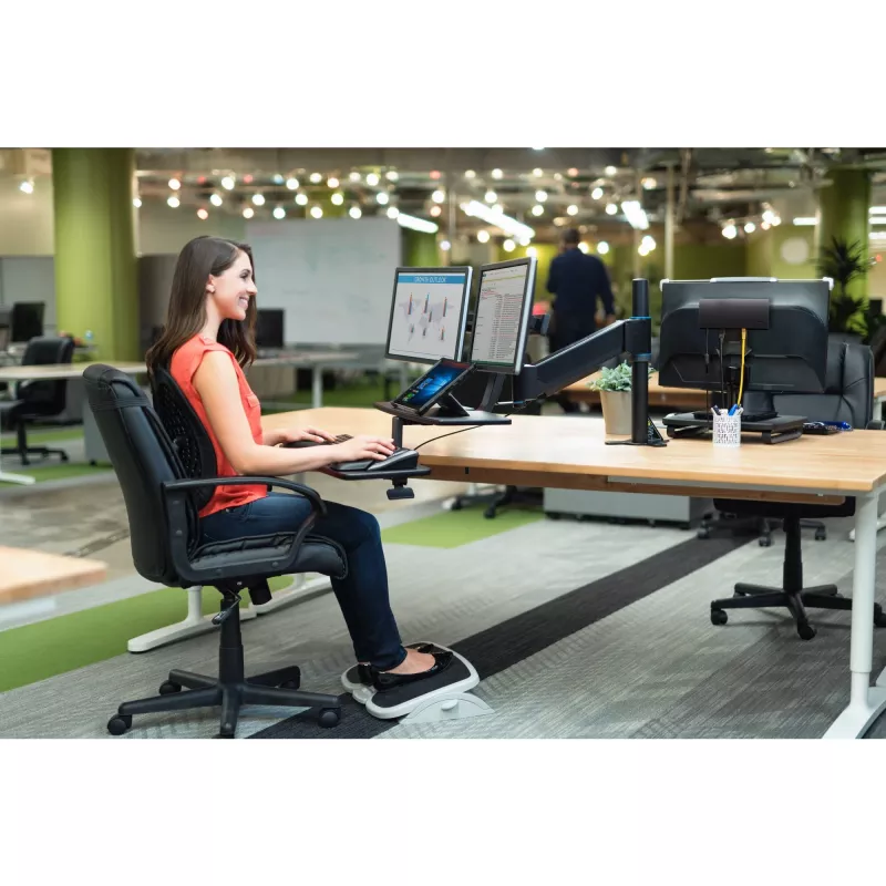 Pėdų atrama Kensington SoleMate Plus su reguliuojamu pasvirimu 0–20°, aukštis 8,89–12,7 cm, platforma 45×35 cm, Juoda/Pilka