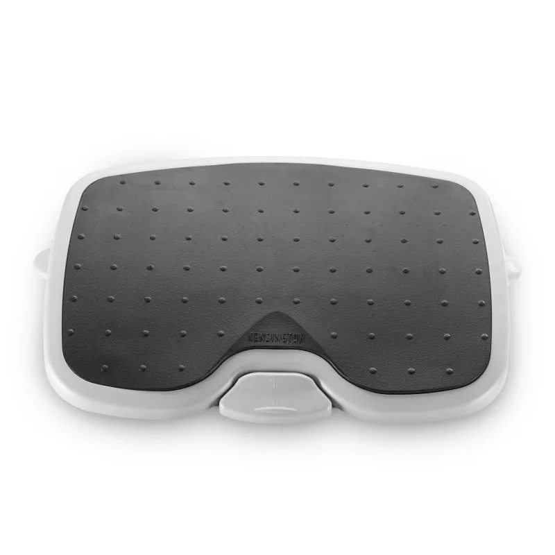Pėdų atrama Kensington SoleMate Plus su reguliuojamu pasvirimu 0–20°, aukštis 8,89–12,7 cm, platforma 45×35 cm, Juoda/Pilka