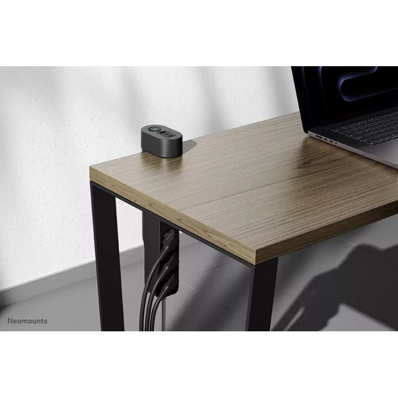 Neomounts DS22-840BL6 stalinis kištukinis lizdas su spaustuku ir USB-C bei USB-A prievadais – greitas įkrovimas