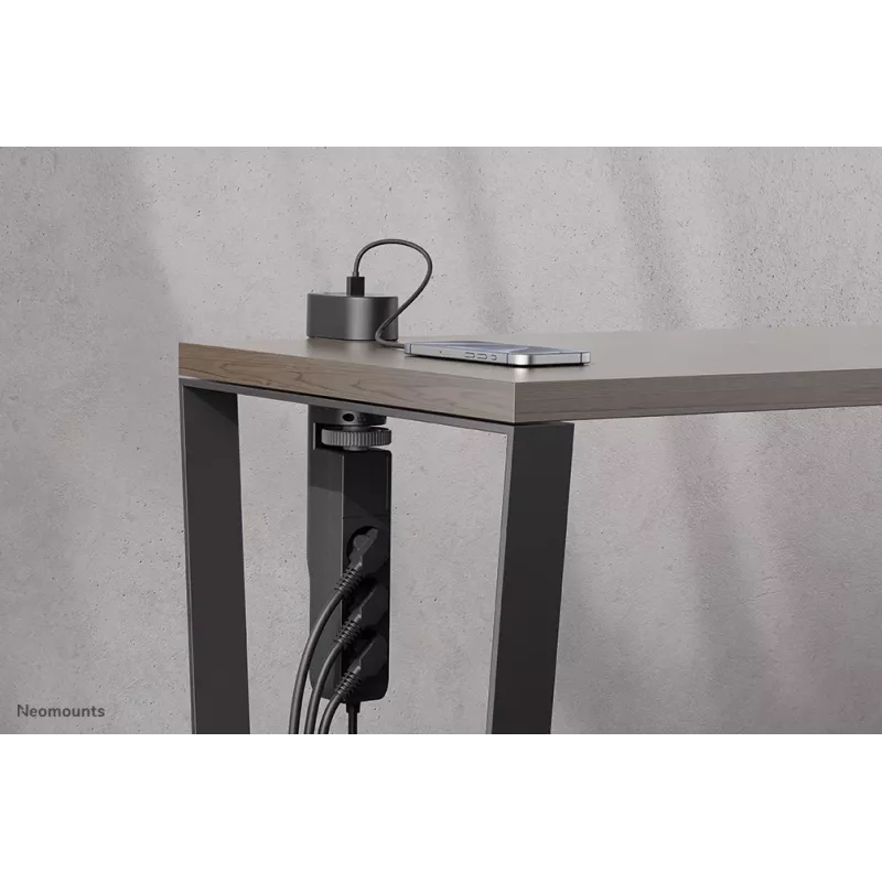 Neomounts DS22-840BL6 stalinis kištukinis lizdas su spaustuku ir USB-C bei USB-A prievadais – greitas įkrovimas