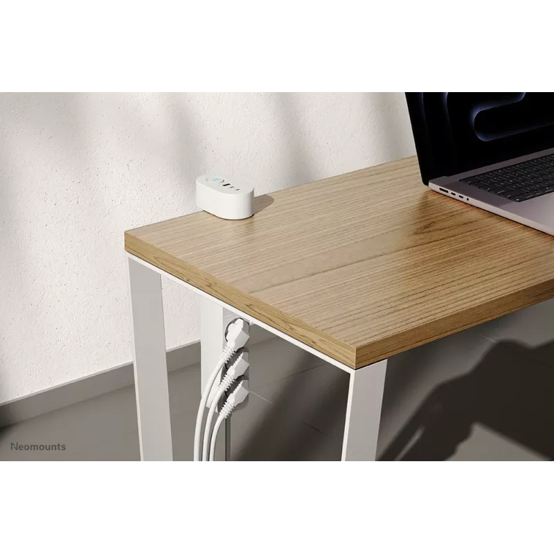 Neomounts DS22-840WH6 stalo kištukinis lizdas su spaustuku, USB-C ir USB-A prievadais – greitas įkrovimas