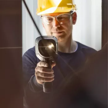 Termovizinis vaizdo ieškiklis Flir Systems E8-PRO — 320×240 px, NETD 40 mK, IFOV 1,8 mRad, 3,5 colio ekranas, metalinis korpusas, juodas