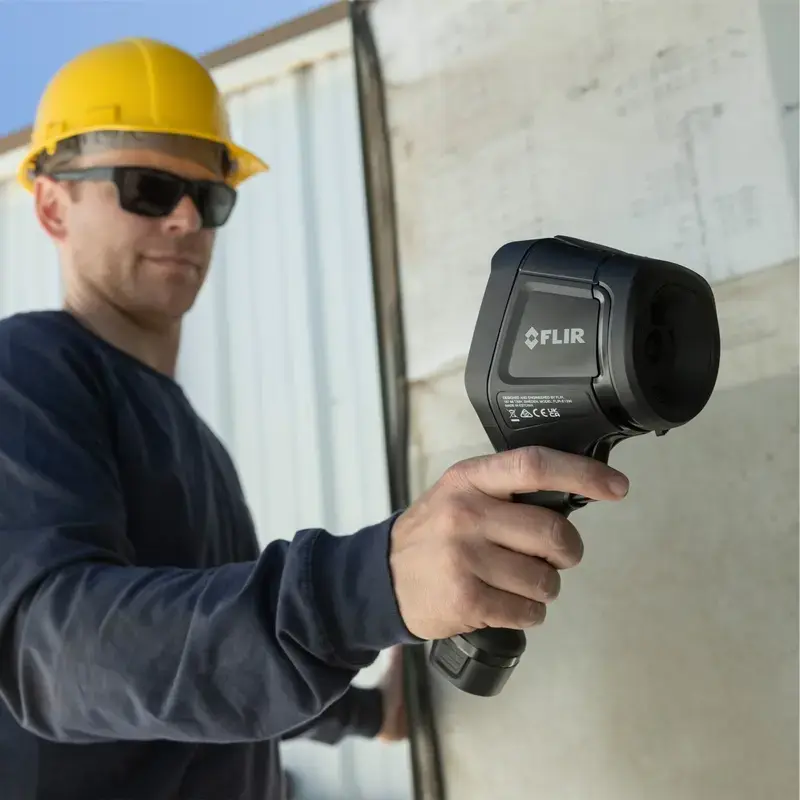 Termovizinis vaizdo ieškiklis Flir Systems E8-PRO — 320×240 px, NETD 40 mK, IFOV 1,8 mRad, 3,5 colio ekranas, metalinis korpusas, juodas