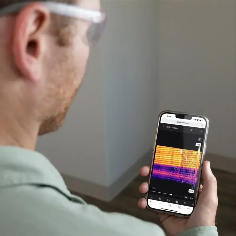 Termovizinis vaizdo ieškiklis Flir Systems E8-PRO — 320×240 px, NETD 40 mK, IFOV 1,8 mRad, 3,5 colio ekranas, metalinis korpusas, juodas