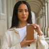 Dėklas su pinigine dbramante1928 Lynge iPhone 14 Plus Tan 3 kortelių kišenės