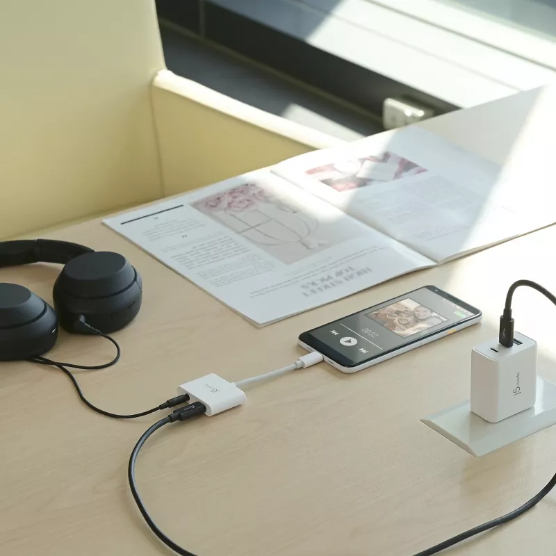 j5create JCA122 USB-C į 3,5 mm garso adapteris su Power Delivery, juodas