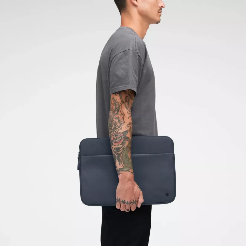 Incase A.R.C. 16″ nešiojamojo kompiuterio rankovė su ReSpun 100% perdirbto poliesterio, tinka 16 colių nešiojamiesiems (M1-M4, 2021-2024) – tamsiai mėlyna