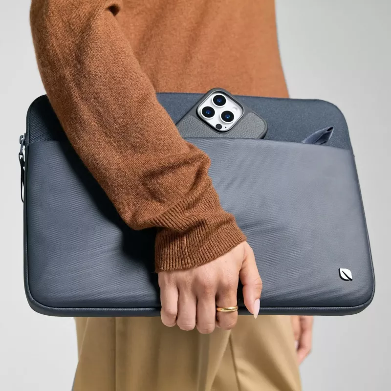 Incase A.R.C. 16″ nešiojamojo kompiuterio rankovė su ReSpun 100% perdirbto poliesterio, tinka 16 colių nešiojamiesiems (M1-M4, 2021-2024) – tamsiai mėlyna