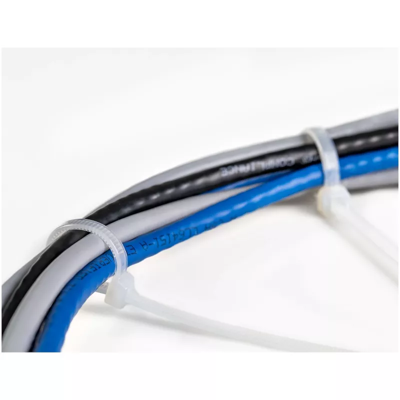 StarTech.com 8 colių (20 cm) kabelių raiščiai – 1/8 colio (4 mm) pločio, 2-1/8 colio (55 mm) ryšulio skersmuo, 50 svarų (22 kg) tempimo stipris, nailoniniai savaime užsifiksuojantys raiščiai su lenktu galu – 94V-2/UL sertifikuoti, 1000 vnt. pakuotė – balt