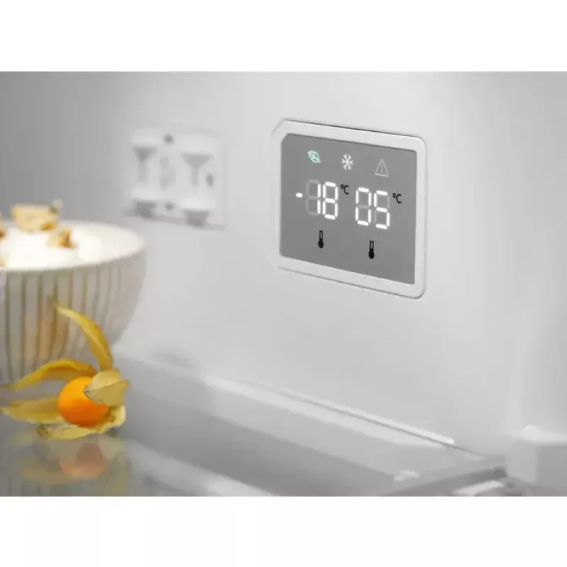 Electrolux LNT7ME36K2 šaldytuvas-šaldiklis, 367 l (šaldytuvas 266 l, šaldiklis 101 l), šaldiklis apačioje, No Frost, energijos klasė E, juodas