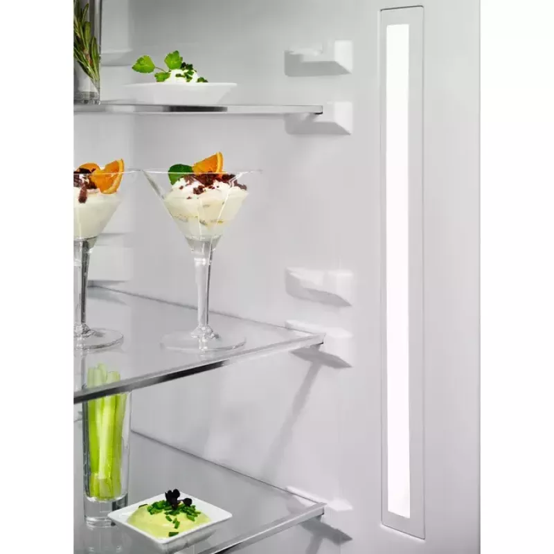 Electrolux LNT7ME36K2 šaldytuvas-šaldiklis, 367 l (šaldytuvas 266 l, šaldiklis 101 l), šaldiklis apačioje, No Frost, energijos klasė E, juodas