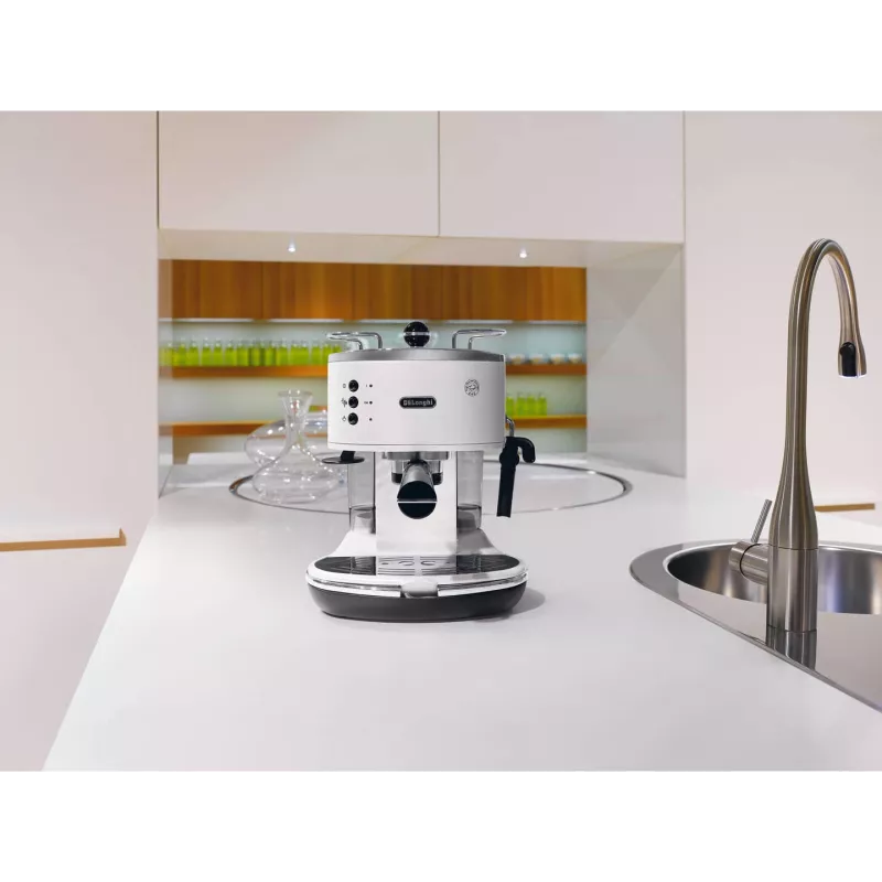 Espresso aparatas De’Longhi ECO 311.W — rankinis, 15 bar, 1,4 L vandens bakas, 2 puodeliams, palaikymas šiltai, stalviršinis