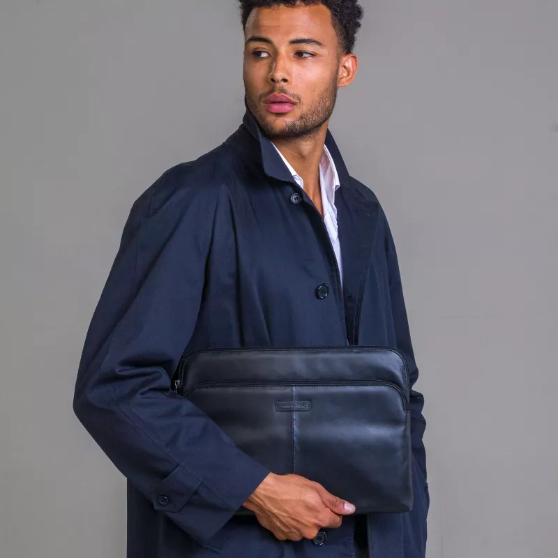 Dėklas odinis dbramante1928 Skagen Pro+ MacBook Pro 14 colių / iki 14 colių – Juodas, 35,6 cm, 1 priekinė kišenė