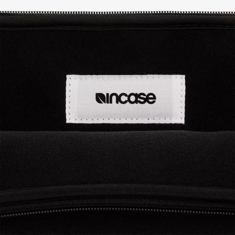 Incase Classic Sleeve dėklas 16 colių (40,6 cm) nešiojamiesiems kompiuteriams, juodas