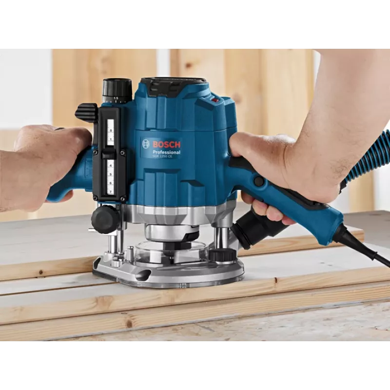 Bosch GOF 1250 CE juodas, mėlynas 24000 RPM 1250 W
