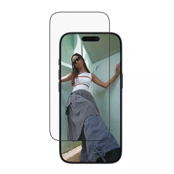 Apsauginis stiklas PanzerGlass SAFE. by iPhone 17 Pro — itin plati PET plėvelė su juodu rėmeliu, sausa aplikacija, atspari įbrėžimams ir smūgiams