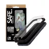 Apsauginis stiklas PanzerGlass SAFE. by iPhone 17 Pro — itin plati PET plėvelė su juodu rėmeliu, sausa aplikacija, atspari įbrėžimams ir smūgiams