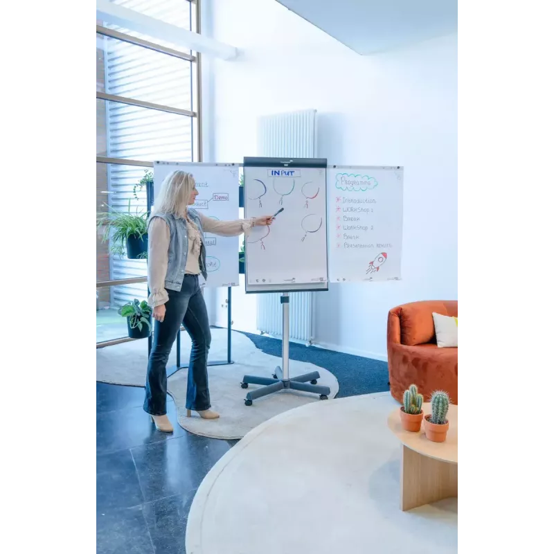 Legamaster SKETCH PRO mobilus flipchart su žvaigždiniu pagrindu ir 5 ratais
