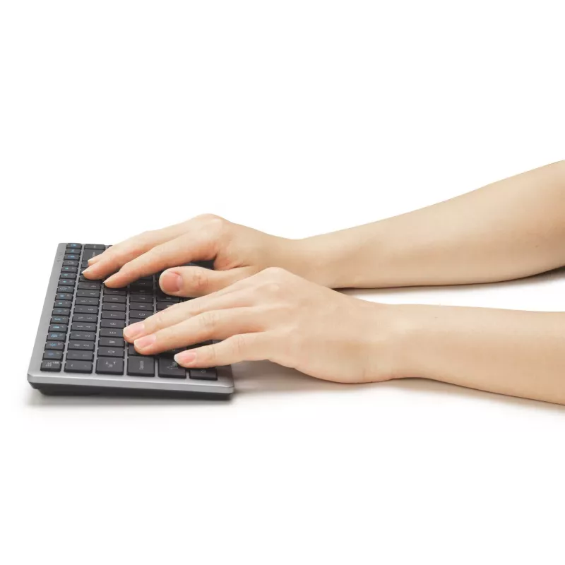 Kensington KB435 EQ belaidė daugelio įrenginių kompaktiška klaviatūra su įkraunama baterija
