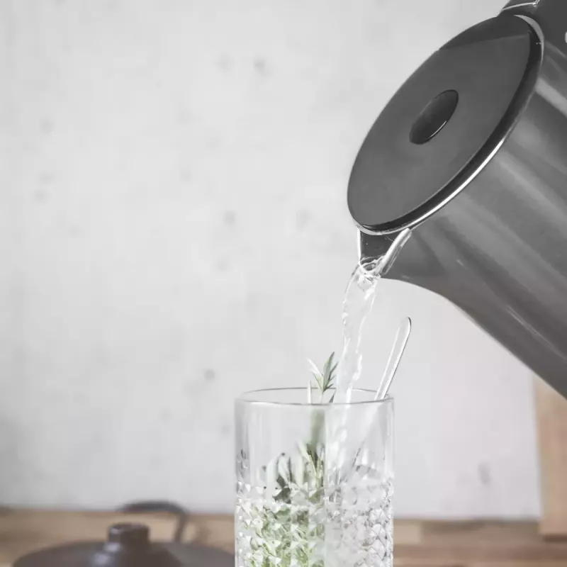 Elektrinis virdulys GASTROBACK Design Cool Touch 1,5 L 2200 W, Nerūdijantis plienas/Juoda