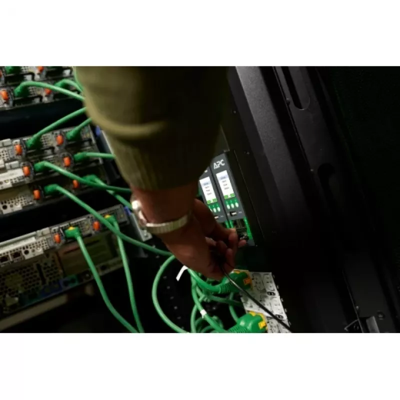 APC NetShelter Advanced Switched 3 fazių Rack PDU 43,5 kW (400V 63A) / 34,6 kW (415V 60A), 42 lizdai, IEC 60309
