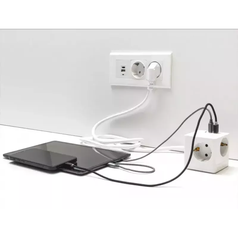 DeLOCK 11497 3-iejų lizdų kištukinis kubas su 1,5 m ilgintuvo kabeliu, USB įkrovikliu, apsauga nuo vaikų, baltas