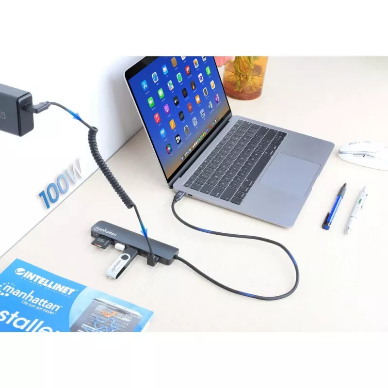 Manhattan USB-C dokų stotelė / centras su kortelių skaitytuvu, 5 prievadai: HDMI, USB-A (x2) ir USB-C (x2), su Power Delivery (PD) 100W – reikalingas išorinis USB-C įkroviklis (neįtrauktas). Maitinama per USB (nereikia išorinio maitinimo šaltinio), kai PD