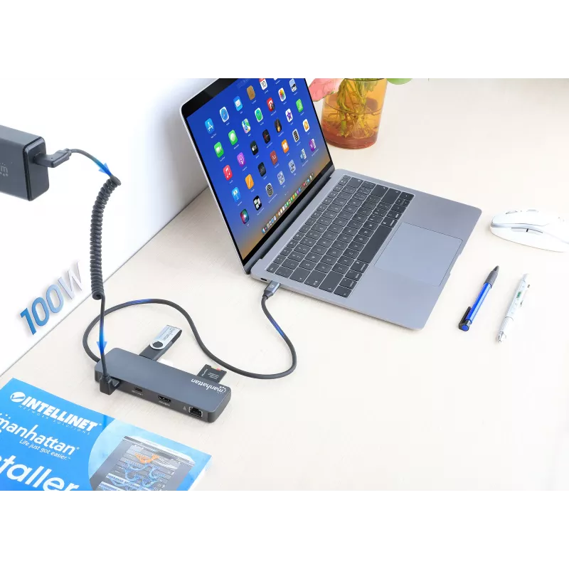 Manhattan USB-C Dock/Hub su kortelių skaitytuvu, 7 prievadai: Ethernet, HDMI, USB-A (x3) ir USB-C (x2), su Power Delivery (PD) 100W – reikalingas išorinis USB-C įkroviklis (neįtrauktas). Maitinamas per USB (nereikia išorinio maitinimo šaltinio), kai PD ne