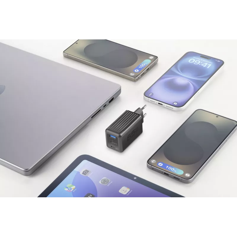 Cellularline Multipower Micro 65W itin kompaktiškas 65W greitasis sieninis įkroviklis su 3 prievadais