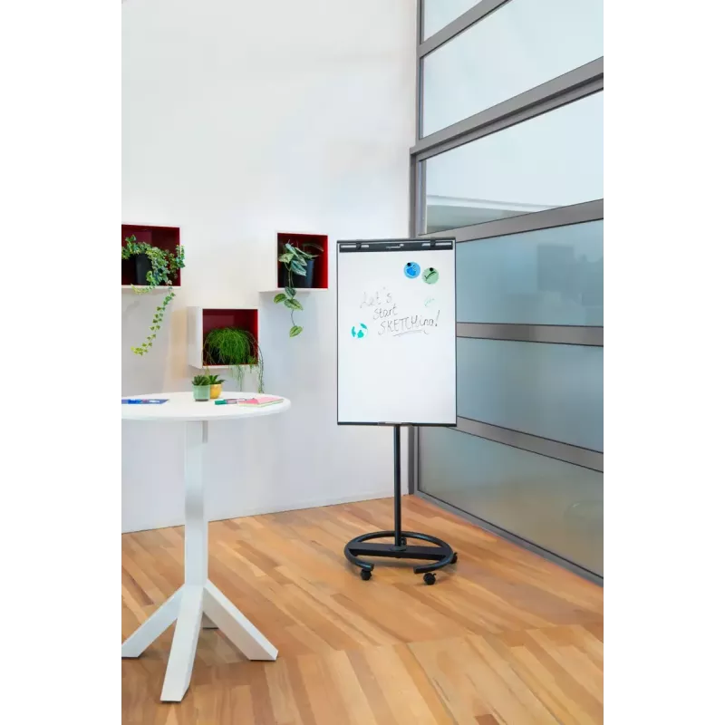 Mobilus flipchartas su apvaliu pagrindu Legamaster SKETCH EASY — plieninis, 5 ratukai, 720×600 mm