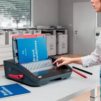 GBC CombBind® CB25E elektrinė įrišimo mašina, kombinuotam įrišimui, 25 lapų pramušimas, 390 lapų įrišimas, juoda, raudona