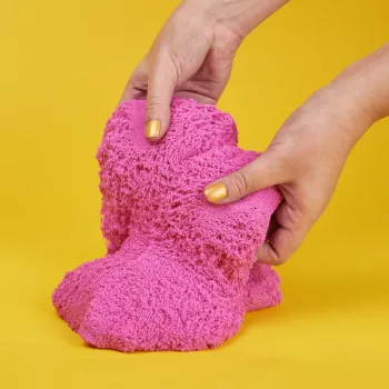 Kinetic Sand Shimmer Crystal Pink 2 svarai – blizgantis formuojamas smėlis vaikams nuo 3 metų