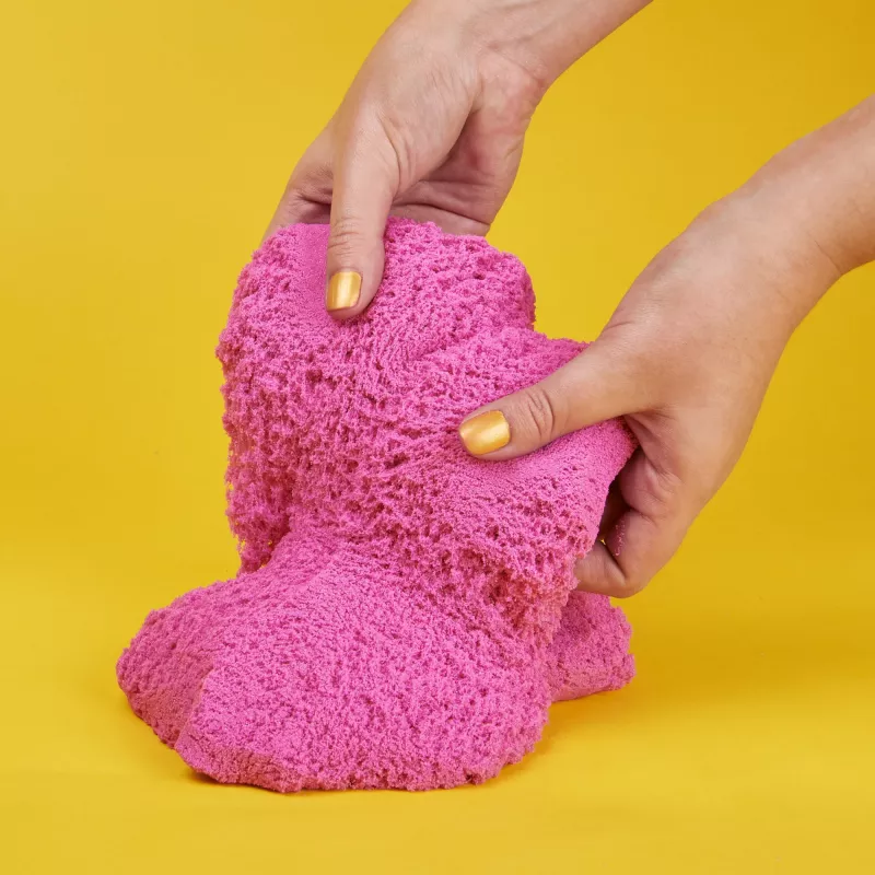 Kinetic Sand Shimmer Crystal Pink 2 svarai – blizgantis formuojamas smėlis vaikams nuo 3 metų