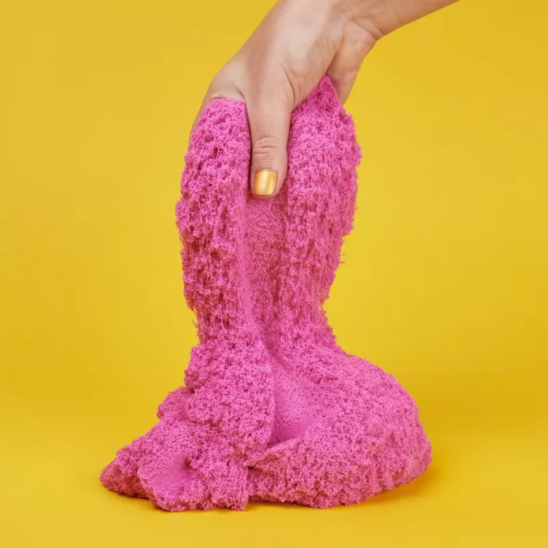 Kinetic Sand Shimmer Crystal Pink 2 svarai – blizgantis formuojamas smėlis vaikams nuo 3 metų