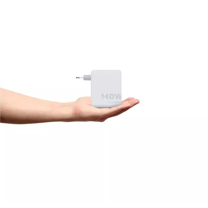 Nešiojamas 140W GaN kelioninis įkroviklis Xtorm XVC2140 su 3× USB-C PD prievadais ir 2 m USB-C laidu, baltas