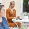 HP Poly Voyager Free 60+ UC belaidės ausinės, anglies juodos spalvos, su BT700 USB-C adapteriu ir liečiamuoju dėklu