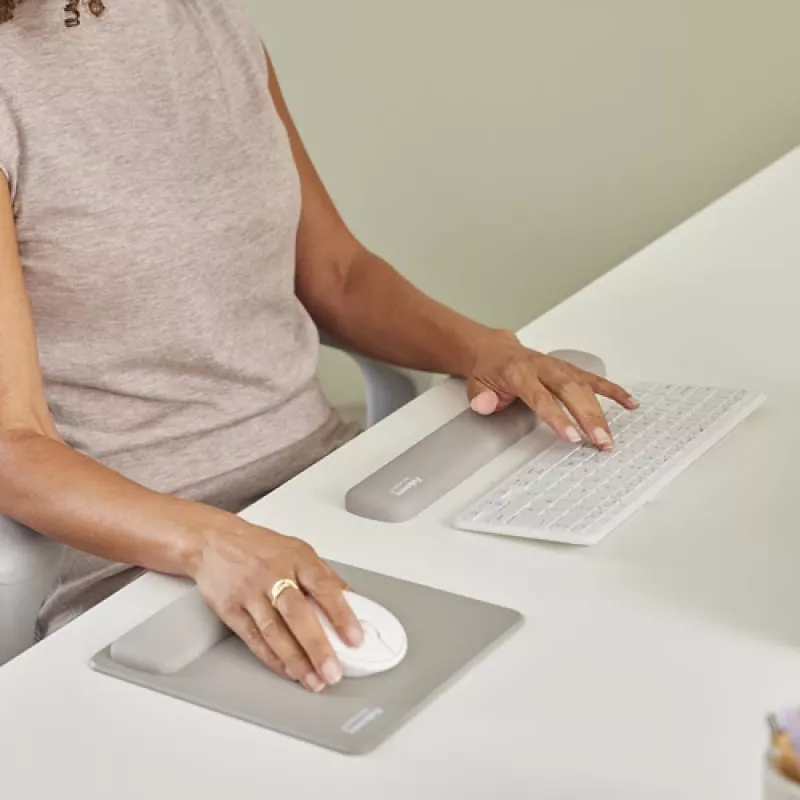 Fellowes Breyta Compact riešo atrama klaviatūrai su antibakterine apsauga, smėlio spalvos