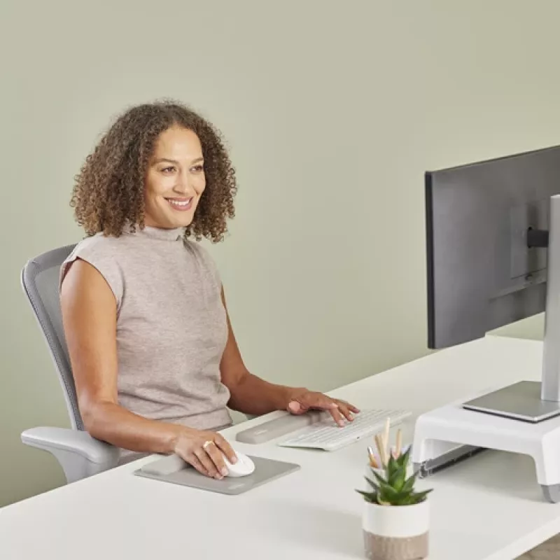 Fellowes Breyta Compact riešo atrama klaviatūrai su antibakterine apsauga, smėlio spalvos