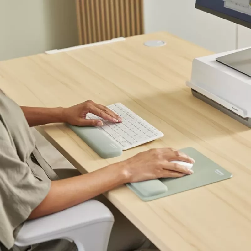 Fellowes riešo atrama Breyta Compact klaviatūrai su antibakterine apsauga, šalavijų spalva